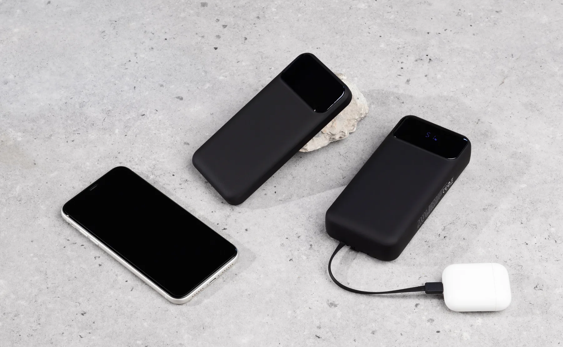 Зарядное (22.5W) устройство "Grade SOFTTOUCH" 10000 mAh с подсветкой логотипа, встроенными кабелями и цифровым индикатором заряда, черный