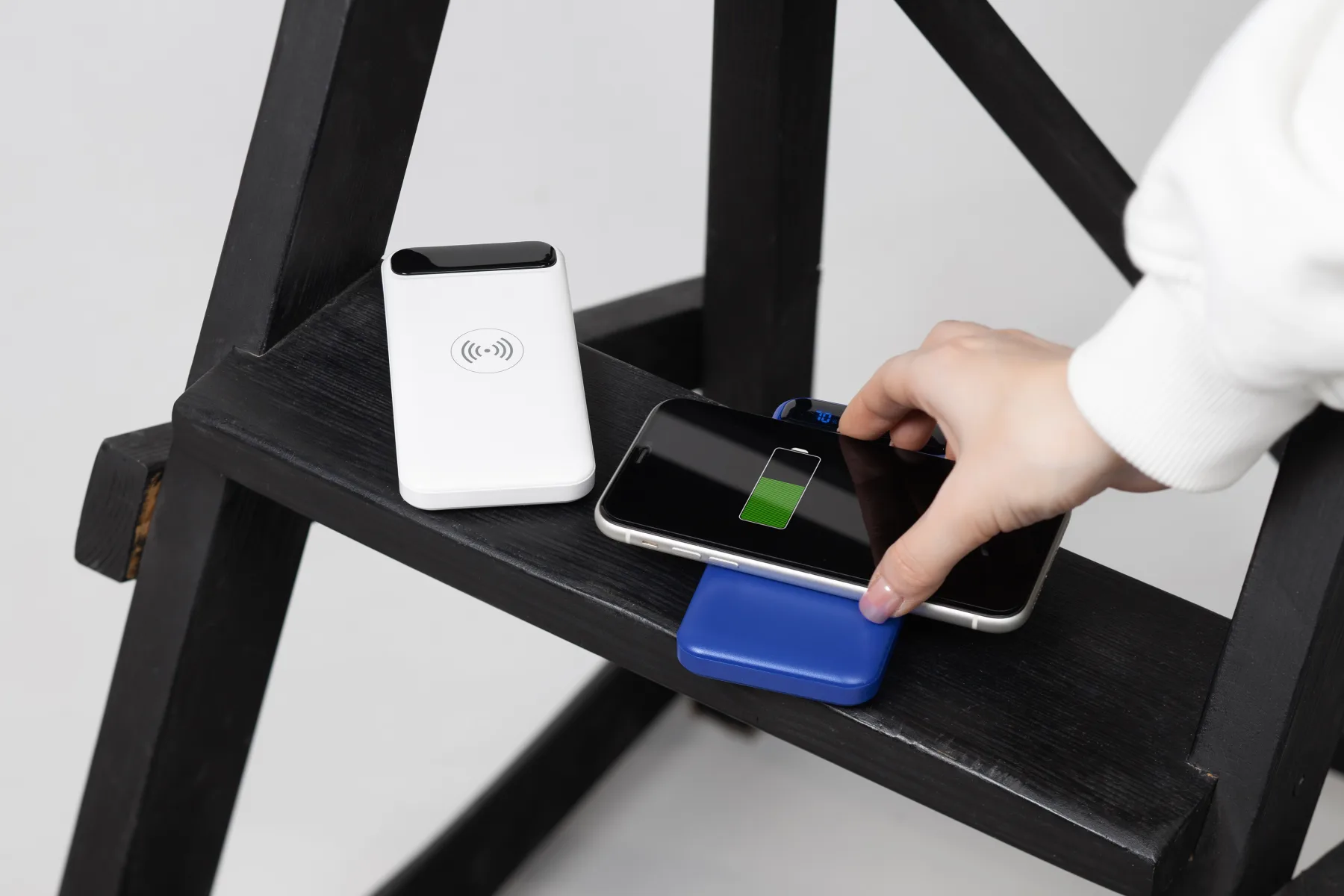 Беспроводное зарядное устройство "Quantum", 10000 mAh с цифровым индикатором заряда, белый